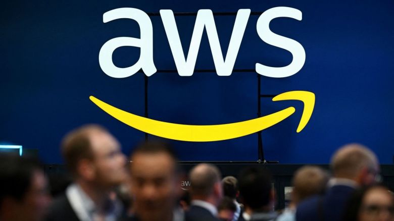 Se muestra un logotipo de Amazon Web Services durante una feria comercial en Hannover, Alemania, el 22 de abril de 2024.
