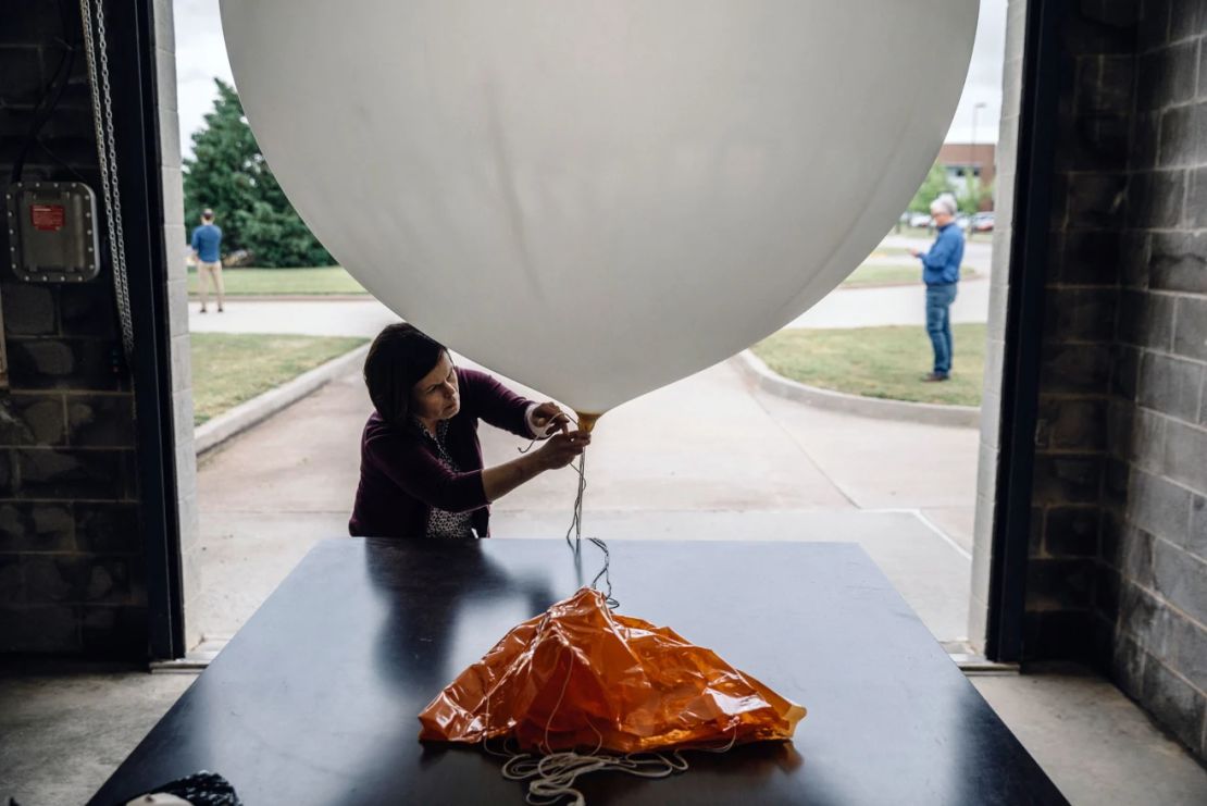 Una meteoróloga del Centro de Predicción de Tormentas del Servicio Meteorológico Nacional en Norman, Oklahoma, prepara un globo meteorológico para su lanzamiento en 2019.