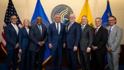 Robert F. Kennedy Jr., en el centro a la izquierda, publicó una foto en las redes sociales de él mismo junto a, de izquierda a derecha, el director ejecutivo de Kraft Heinz Co., Carlos Abrams-Rivera, la directora ejecutiva de Consumer Brands Association, Melissa Hockstad, el director ejecutivo de PepsiCo North America, Steven Williams, el director ejecutivo de General Mills, Jeff Harmening, el director ejecutivo de Tyson Foods, Donnie King, el director ejecutivo de Kellogg's US, Gary Pilnick, y el director ejecutivo de Smuckers, Mark Smucker.