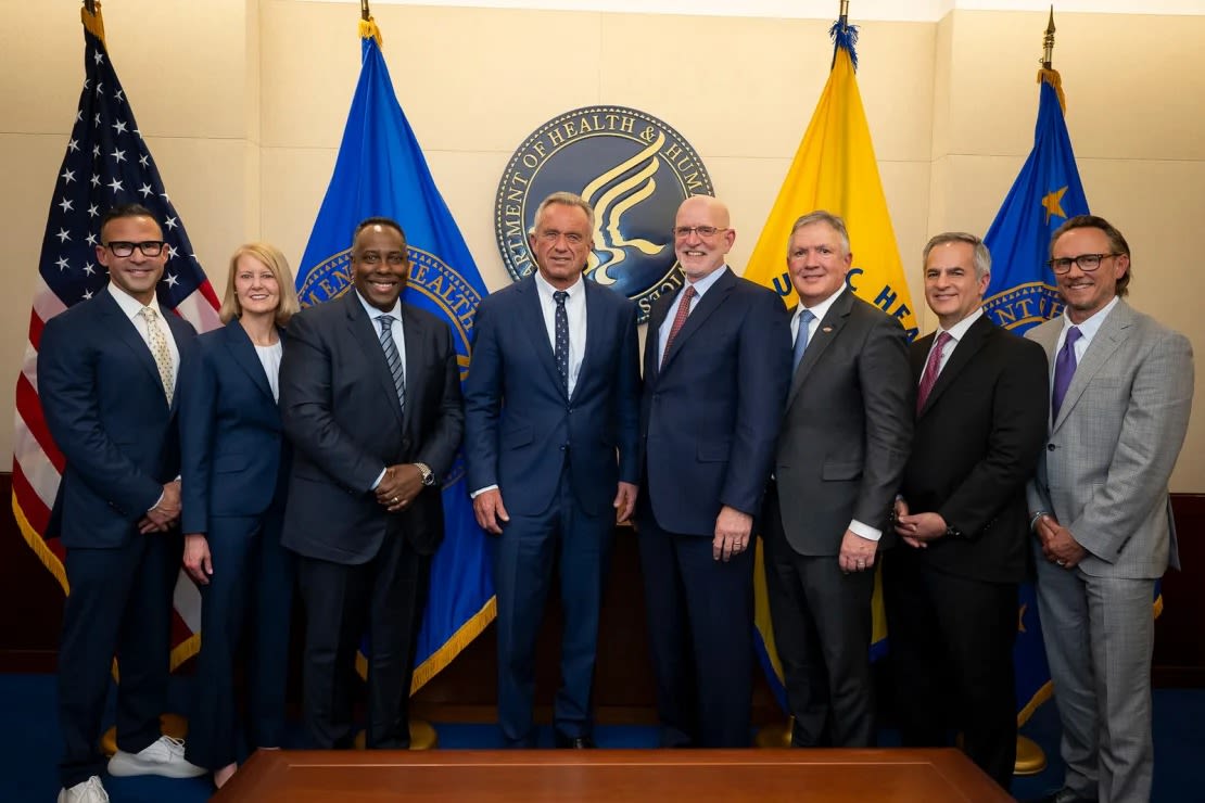 Robert F. Kennedy Jr., en el centro a la izquierda, publicó una foto en las redes sociales de él mismo junto a, de izquierda a derecha, el director ejecutivo de Kraft Heinz Co., Carlos Abrams-Rivera, la directora ejecutiva de Consumer Brands Association, Melissa Hockstad, el director ejecutivo de PepsiCo North America, Steven Williams, el director ejecutivo de General Mills, Jeff Harmening, el director ejecutivo de Tyson Foods, Donnie King, el director ejecutivo de Kellogg's US, Gary Pilnick, y el director ejecutivo de Smuckers, Mark Smucker.