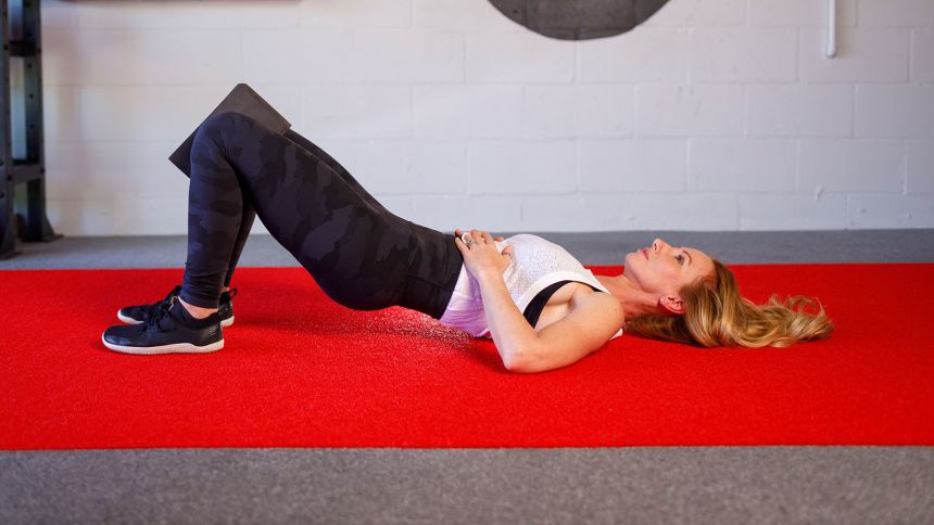 To activate the glut, warm up with the activation movement of the glute bridge.
