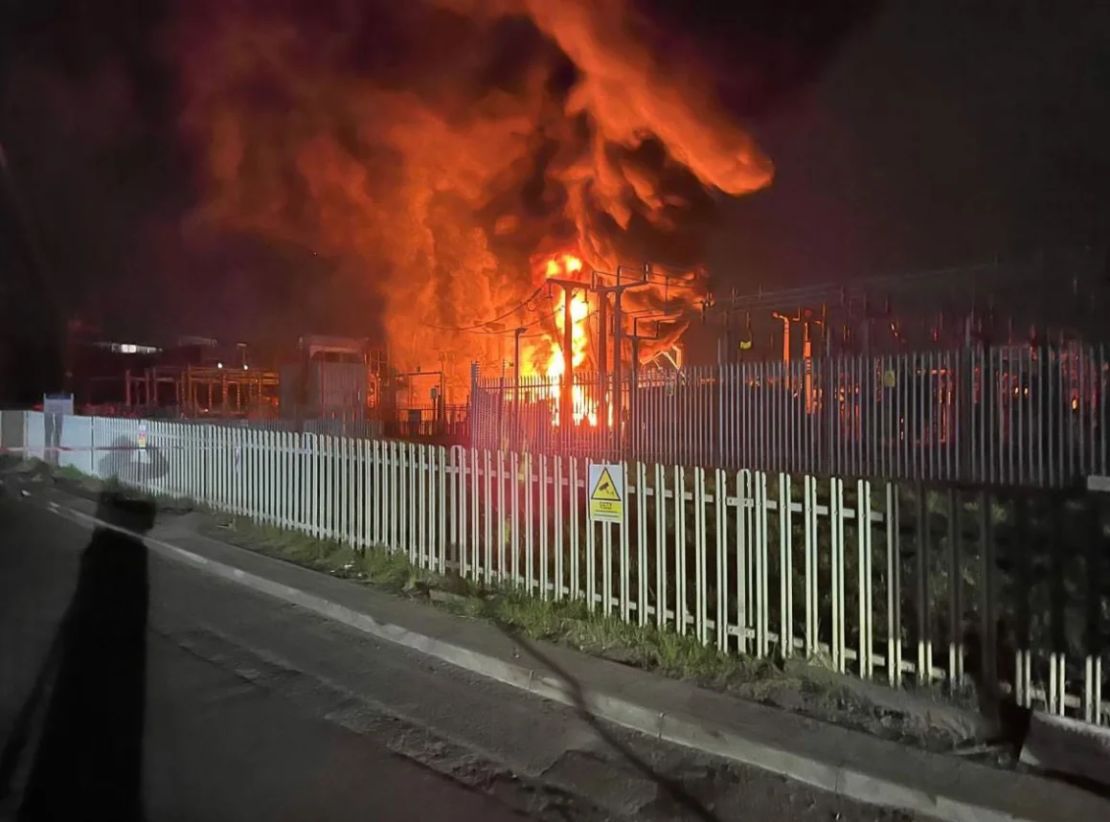 Esta imagen compartida por la Brigada de Bomberos de Londres muestra el incendio en la subestación que abastece al aeropuerto de Heathrow, en Hayes, Inglaterra, este viernes.