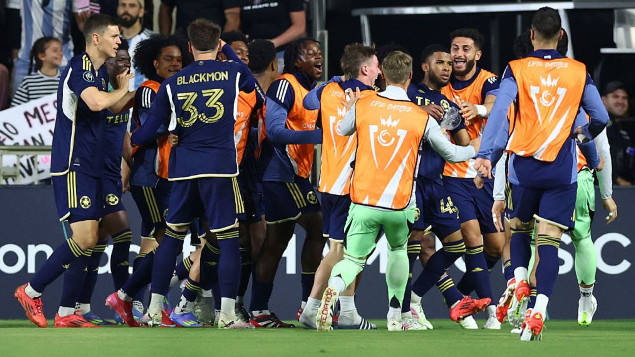 Pedro Vite del Vancouver Whitecaps celebra con sus compañeros tras anotar el segundo gol del equipo durante el partido de vuelta de las semifinales de la Copa de Campeones de la Concacaf.