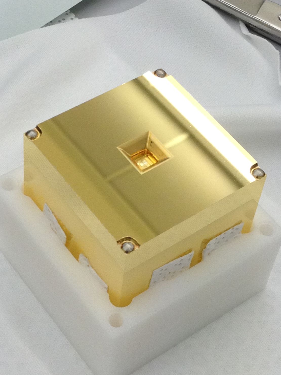 Los cubos dorados dentro de cada nave espacial ayudarán a la misión LISA a detectar ondas gravitacionales.