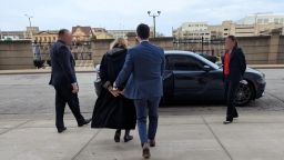 El director del FBI, Kash Patel, publicó en X una foto de la jueza Hannah Dugan, quien fue arrestada por el FBI el viernes 25 de abril y acusada en un tribunal federal por presuntamente ayudar a un inmigrante indocumentado a evitar su arresto. Partes de la imagen estaban ocultas en la publicación original de Patel.
