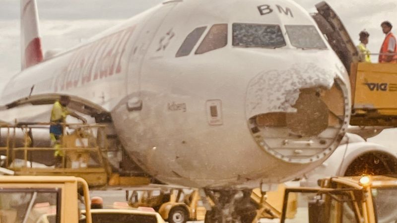Самолетът на Austrian Airlines е силно повреден от градушка по време на полет