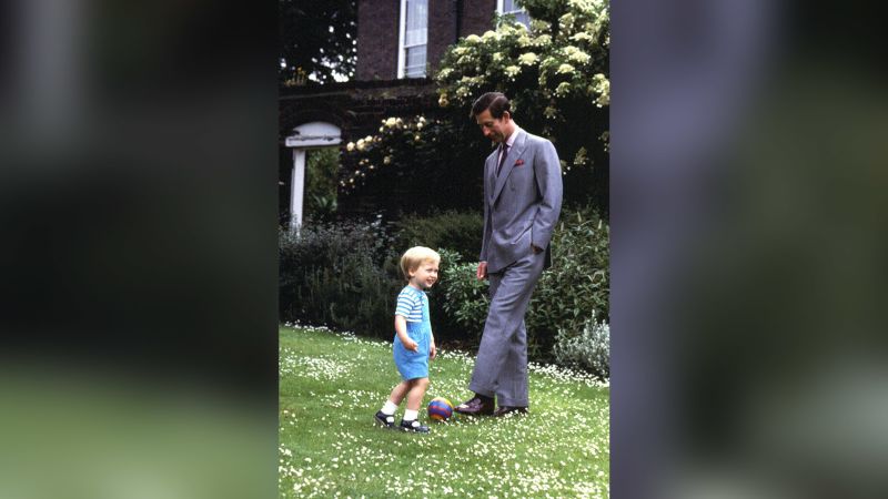 Принц Уилям споделя детска снимка на него и крал Чарлз III за Деня на бащата
