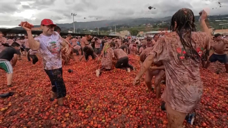 Tomatoes fly at Colombia’s Gran Tomatina Festival