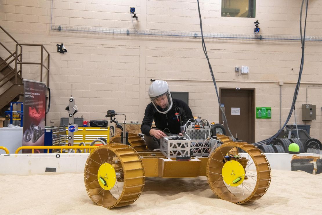 Arctic Exploration Vehicle společnosti NASA, známé jako VIPER, je navrženo k průzkumu jižního pólu Měsíce při hledání ledu a dalších potenciálních zdrojů.