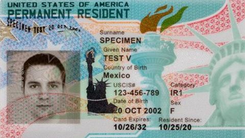 Imagen de muestra del modelo vigente de la "green card" desde el 30 de enero de 2023.