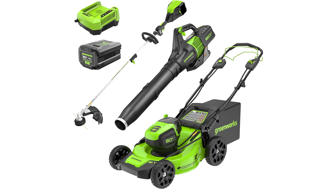 Greenworks 80 V 21" bürstenloser (selbstfahrender) kabelloser elektrischer Rasenmäher + (580 CFM) Axial-Laubbläser + 16" (mit Anbaugerät kompatibler) Rasentrimmer - Stockfoto