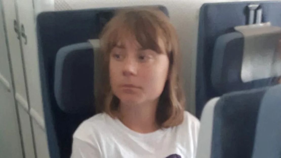 Greta Thunberg sentada en un avión el martes.