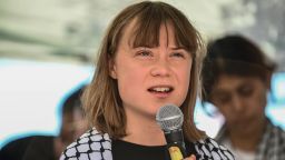 Greta Thunberg hablando en la conferencia de prensa. Greta forma parte de la tripulación del barco Madleen, que se dirige a Gaza para entregar ayuda humanitaria el 1 de junio de 2025 en Catania, Italia