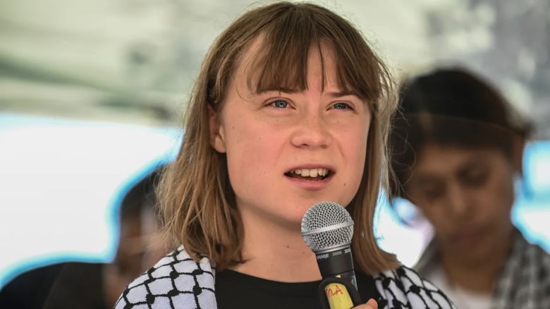 Greta Thunberg hablando en la conferencia de prensa. Greta forma parte de la tripulación del barco Madleen, que se dirige a Gaza para entregar ayuda humanitaria el 1 de junio de 2025 en Catania, Italia