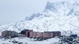 Pequeño pueblo en el accidentado paisaje de Groenlandia en marzo de 2025.