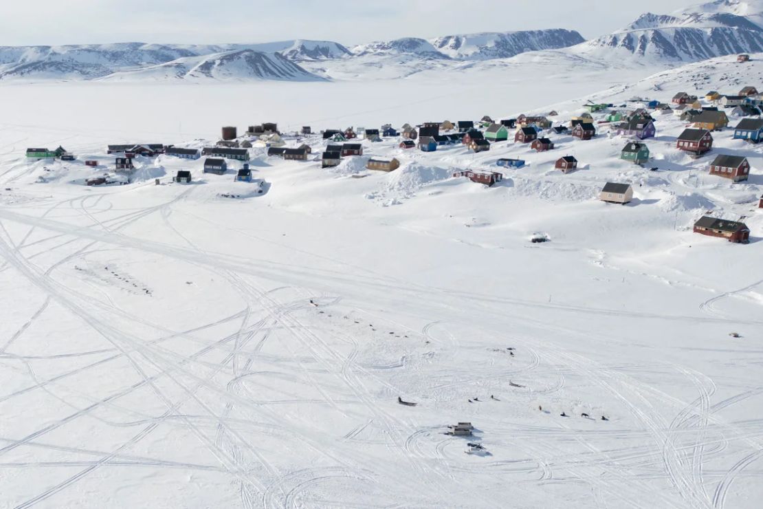 Una fotografía aérea tomada en abril de 2024 muestra el remoto pueblo de Ittoqqortoormiit, al este de Groenlandia.