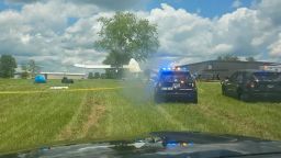Un avión con al menos 16 personas a bordo se estrelló en el condado de Coffee, Tennessee, a unos 97 kilómetros al sur de Nashville, según la Patrulla de Carreteras de Tennessee.