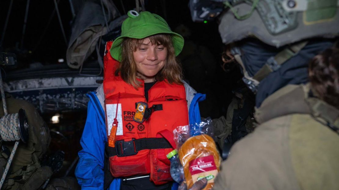 El Ministerio de Asuntos Exteriores de Israel publicó esta imagen de Greta Thunberg a quien se le ofreció un sándwich de pastrami y una botella de agua después de que las personas a bordo del Madleen fueran detenidas por las fuerzas de Israel.