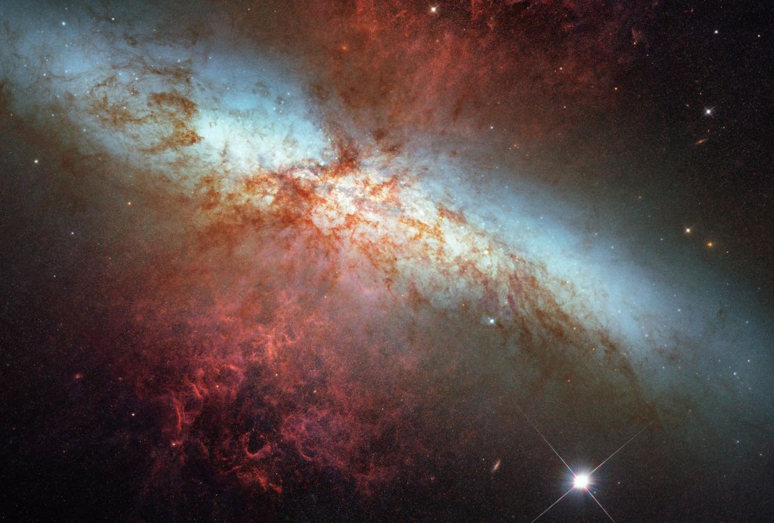 Een supernova treedt op wanneer een ster gewelddadig explodeert aan het einde van zijn leven. Hier verschijnt een supernova -explosie van een ster die bekend staat als SN 2014j in de Galaxy M82 in een composietafbeelding van Hubble Space Telescope.