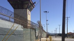 Esta fotografía del 10 de diciembre de 2016 muestra el exterior del Campamento 6 en el centro de detención de la base naval estadounidense de la Bahía de Guantánamo, en Cuba.