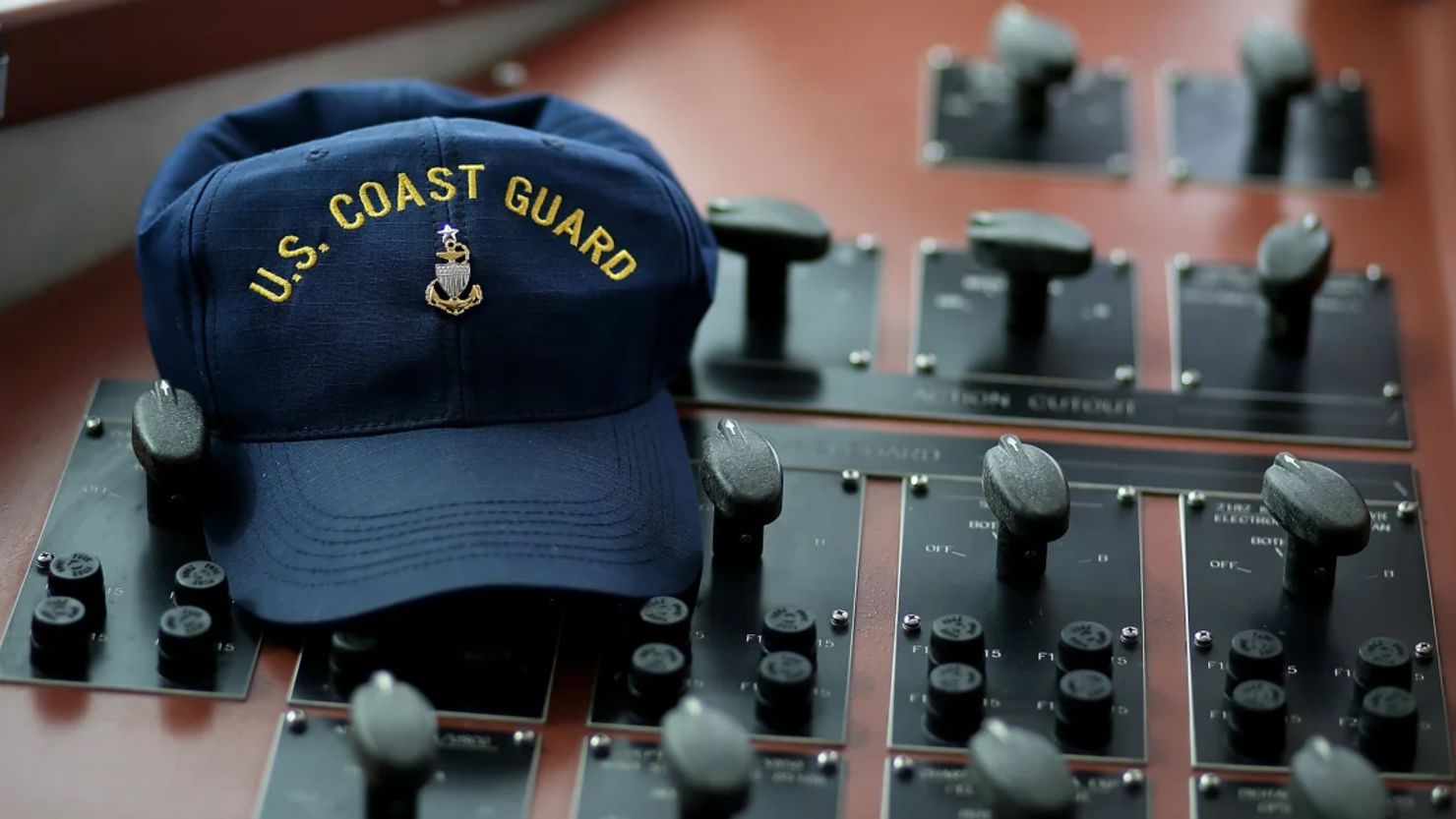 Se cree que la esposa de un miembro de la Guardia Costera de Estados Unidos todavía está bajo custodia federal.
