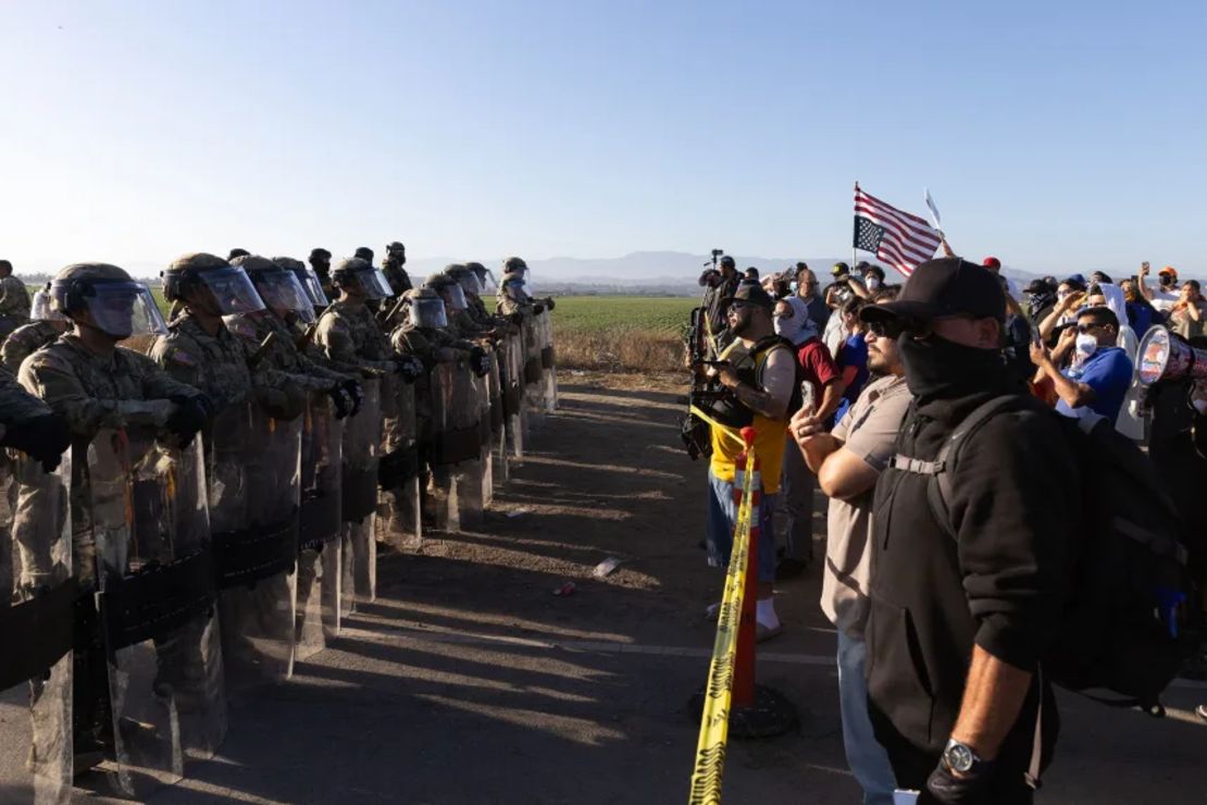 Los miembros de la Guardia Nacional de California se encuentran con los manifestantes durante una redada en Glass House Farms, en Camarillo, California, el jueves.