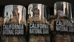 La Guardia Nacional de California dispuesta en las escaleras del Edificio Federal después de días de protestas en respuesta a las operaciones federales de inmigración en Los Ángeles el 10 de junio de 2025.