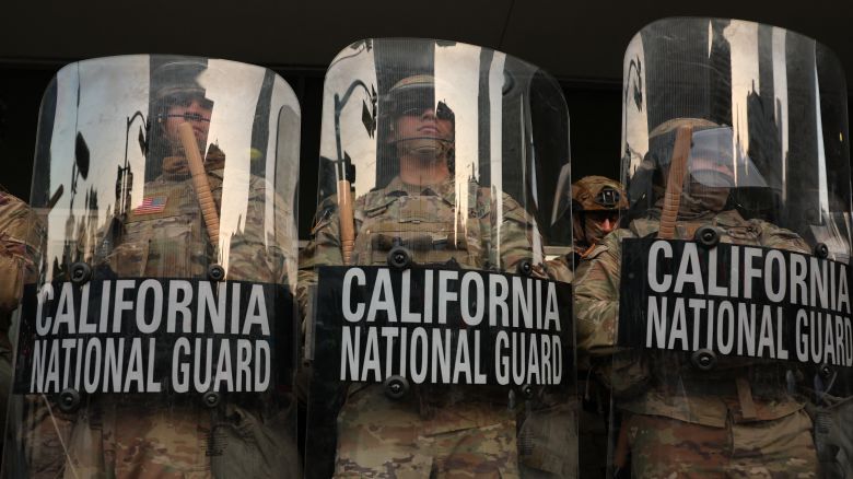 La Guardia Nacional de California dispuesta en las escaleras del Edificio Federal después de días de protestas en respuesta a las operaciones federales de inmigración en Los Ángeles el 10 de junio de 2025.