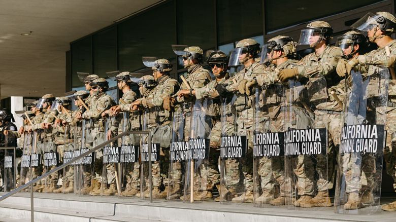  de la Guardia Nacional de California montan guardia frente al Edificio Federal antes de la entrada en vigor del toque de queda en Los Ángeles el 10 de junio de 2025.