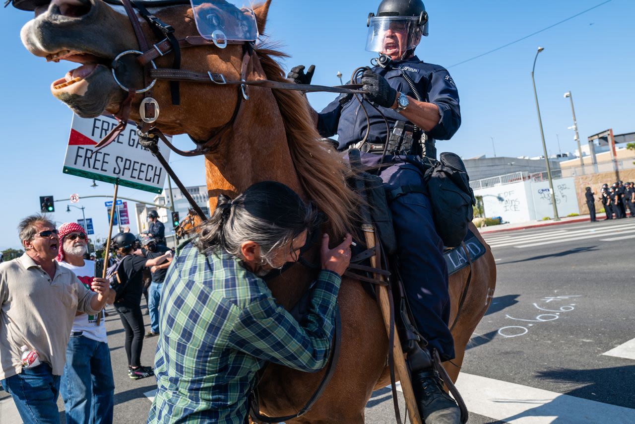 La Guardia Nacional, la policía y los manifestantes se enfrentan tras dos días de protestas tras una serie de redadas de inmigración en Los Ángeles, California, el domingo.