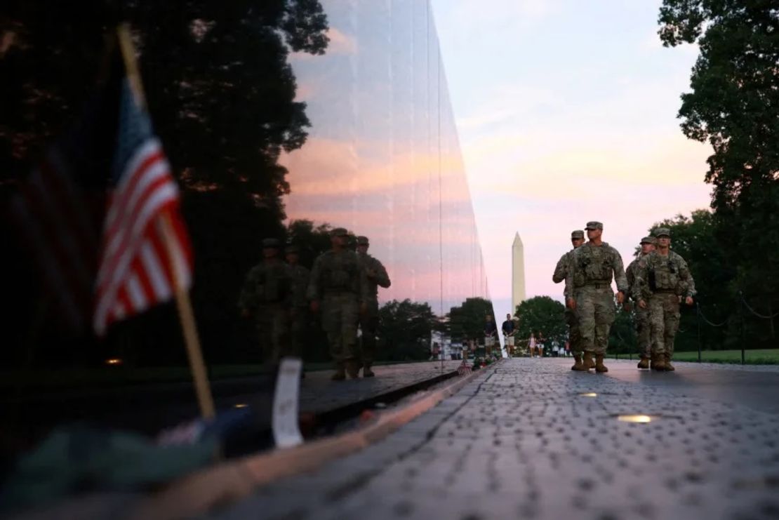 Miembros de la Guardia Nacional caminan por el National Mall el sábado en Washington.