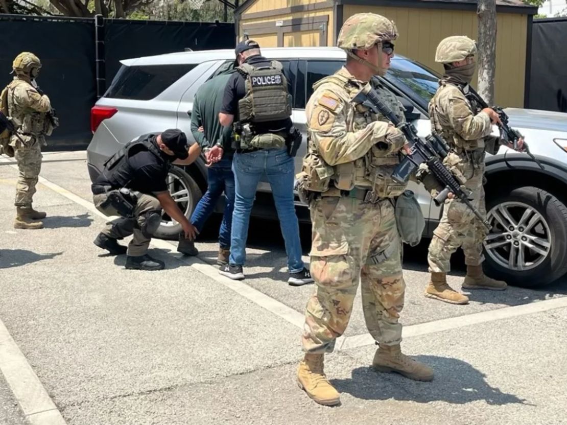 Militares de la Guardia Nacional custodian a oficiales de Inmigración y Control de Aduanas durante una operación en Los Ángeles, en esta imagen compartida por ICE el martes 10 de junio de 2025.