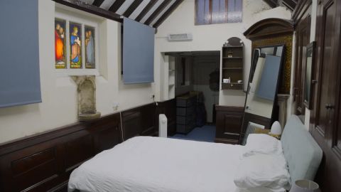 El dormitorio de un guardián en la vivienda del sacerdote en una catedral de Londres, fotografiada en enero de 2025.