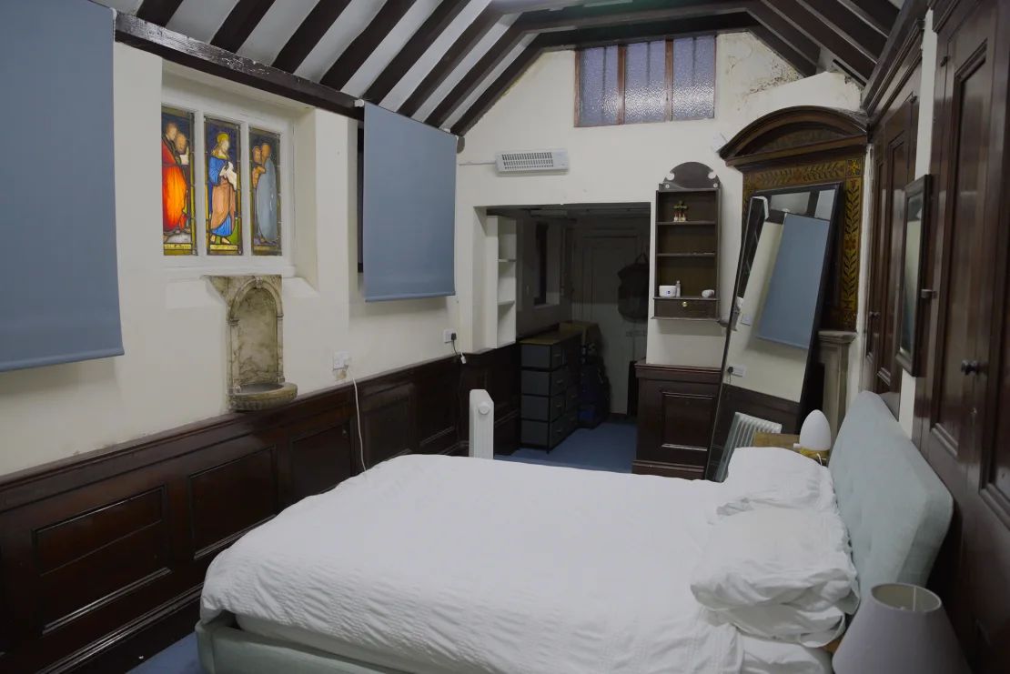 El dormitorio de un "guardián" en la vivienda del sacerdote en una catedral de Londres, fotografiada en enero de 2025.