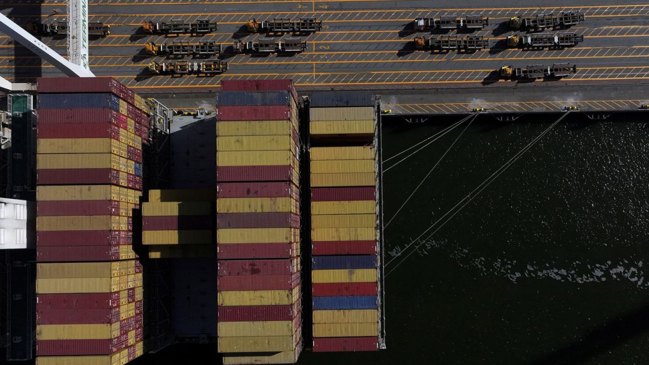 Un barco portacontenedores se descarga en el puerto de Oakland en mayo de 2025 en California, Estados Unidos.
