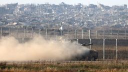 Una fotografía tomada desde la frontera de Israel con Gaza muestra un tanque israelí desplazándose a lo largo de la valla fronteriza el 4 de junio de 2025.