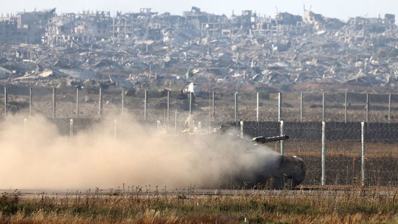 Una fotografía tomada desde la frontera de Israel con Gaza muestra un tanque israelí desplazándose a lo largo de la valla fronteriza el 4 de junio de 2025.