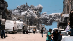El humo se eleva hacia el cielo tras un ataque israelí en la ciudad de Gaza, el 1 de junio.