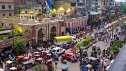 Sis Ganj Gurudwara, a holy place of worship for Sikhs, on the left, followed by the Golden (Sunehri) Mosque pictured in Chandni Chowk, Old Delhi, India.<strong> </strong>Aishwarya S Iyer/CNN