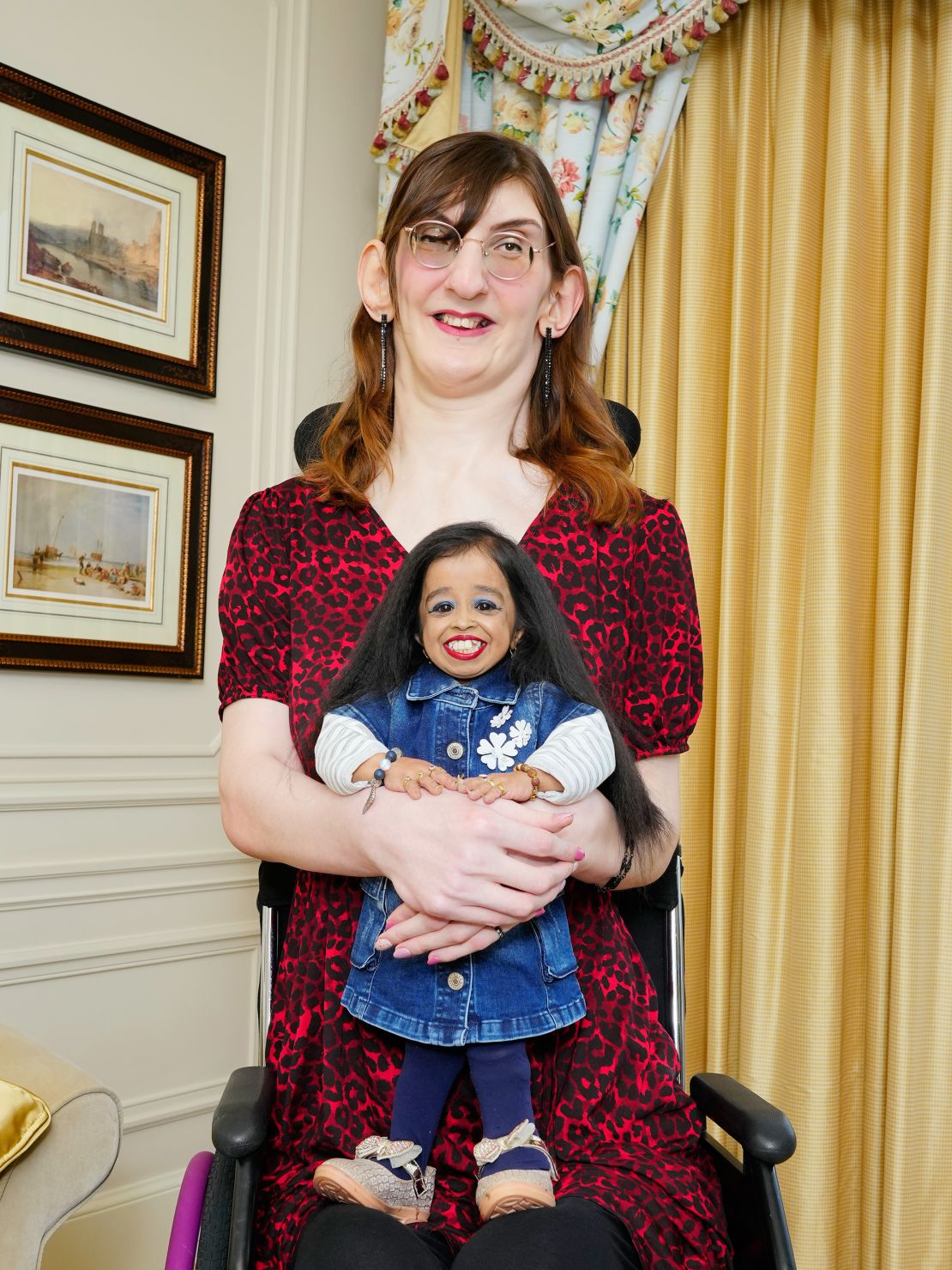 World’s tallest and shortest women meet for afternoon tea | CNN