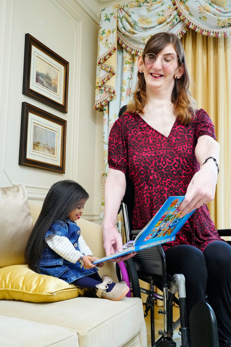 World’s Tallest And Shortest Women Meet For Afternoon Tea | CNN