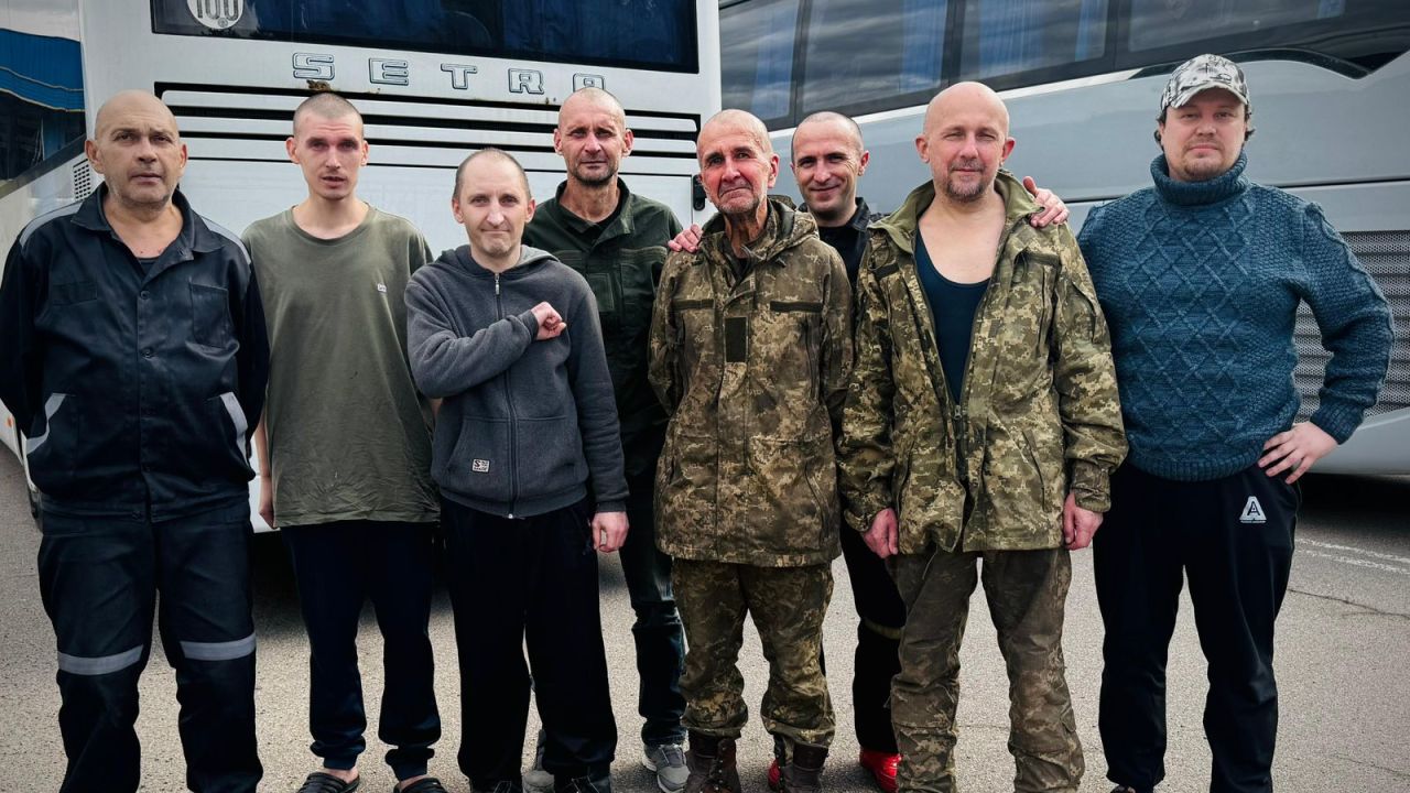 Warriors of the Armed Forces, the National Guard, the State Border Guard Service, and civilians. Most of them had been in captivity since 2022 along with journalist Dmytro Khyliuk (2nd from right), who was abducted in the Kyiv region in March 2022. At last, he is home, in Ukraine.