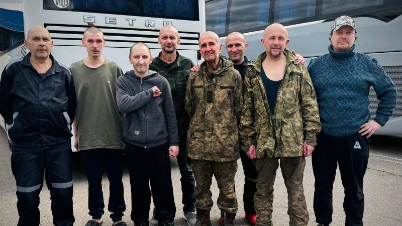 „Мамо, не плачи. Скоро ще се прибера. “Украински журналист, тайно държан от Русия за три години, е издаден 