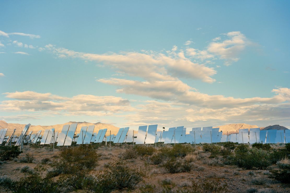 Kaliforniya'daki 2,2 milyar dolarlık Ivanpah Güneş Enerjisi Santrali, Kaliforniya Mohave Çölü'nde bulunan yoğunlaştırılmış bir güneş enerjisi santralidir.