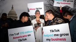 Partidarios de TikTok se reúnen cerca del Capitolio de Estados Unidos en la ciudad de Washington, el 13 de marzo de 2024.