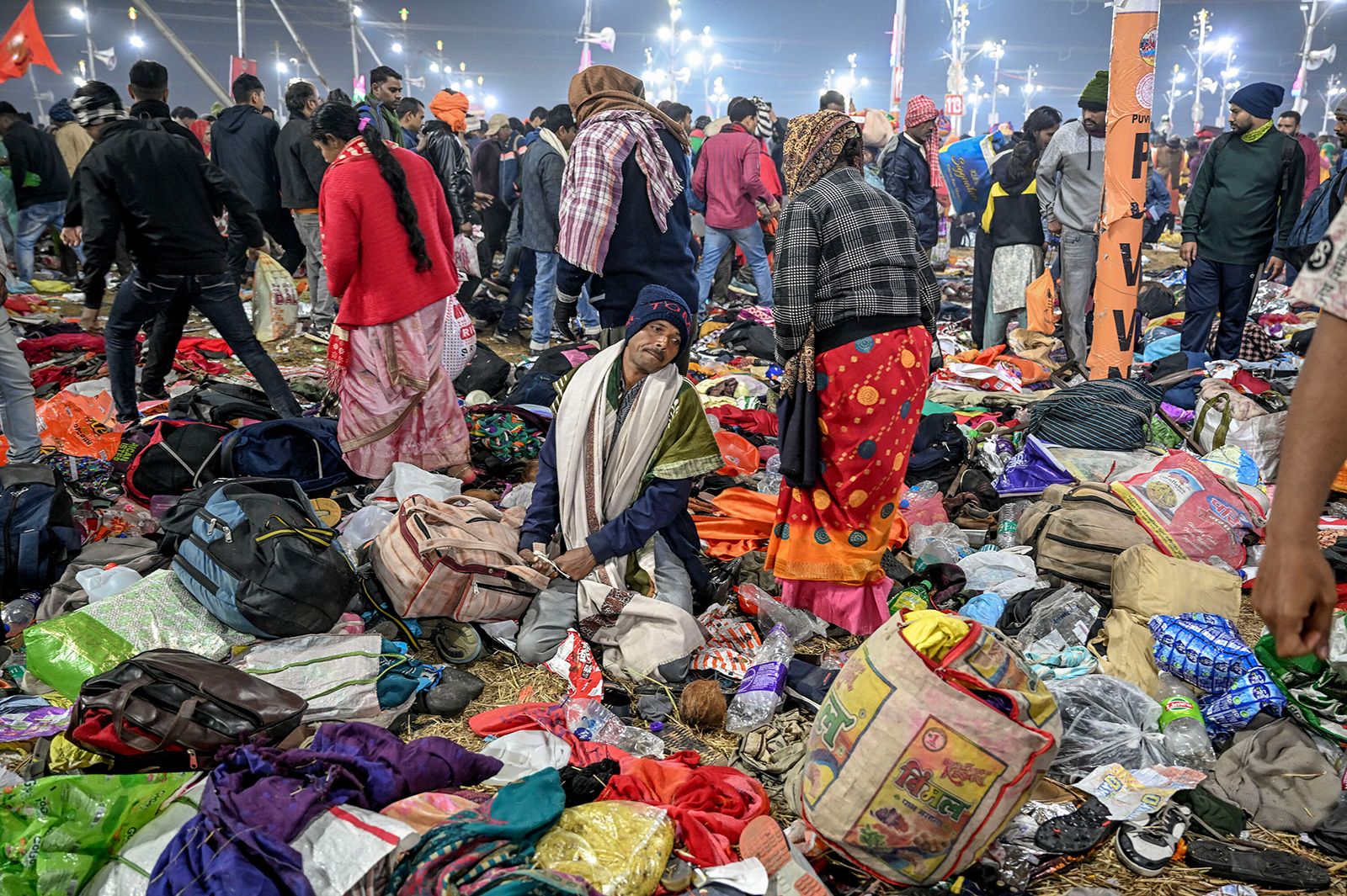 <a href="https://www.cnn.com/2025/01/28/india/crowd-crush-kumbh-mela-india-intl-latam-hnk/index.html сайт дээр гашуудаж буй хүн сууж байна. Мөргөлчид Тривени Сангамд ариун усанд орохоор яаран яаран амь үрэгдсэн ">хүмүүсийг сүйрүүлсэн</a>. Гурван ариун голын бэлчир, 1-р сарын 29-ний Лхагва гарагт Прайаграж дахь Маха Кумб Мела фестивалийн үеэр.