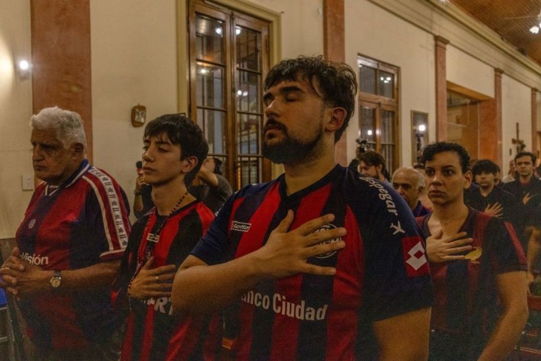 Aficionados al fútbol, incluyendo a Ramiro Rodríguez (segundo desde la izquierda), se reúnen para una misa en honor al papa Francisco en la cuna espiritual de su club, el San Lorenzo.