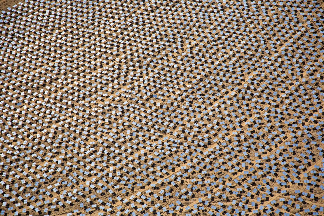 Ivanpah'ın yaklaşık 350.000 aynası, güneş ışığını üç kuleye odaklıyor ve burada su buhara dönüştürülerek elektrik üretiliyor.