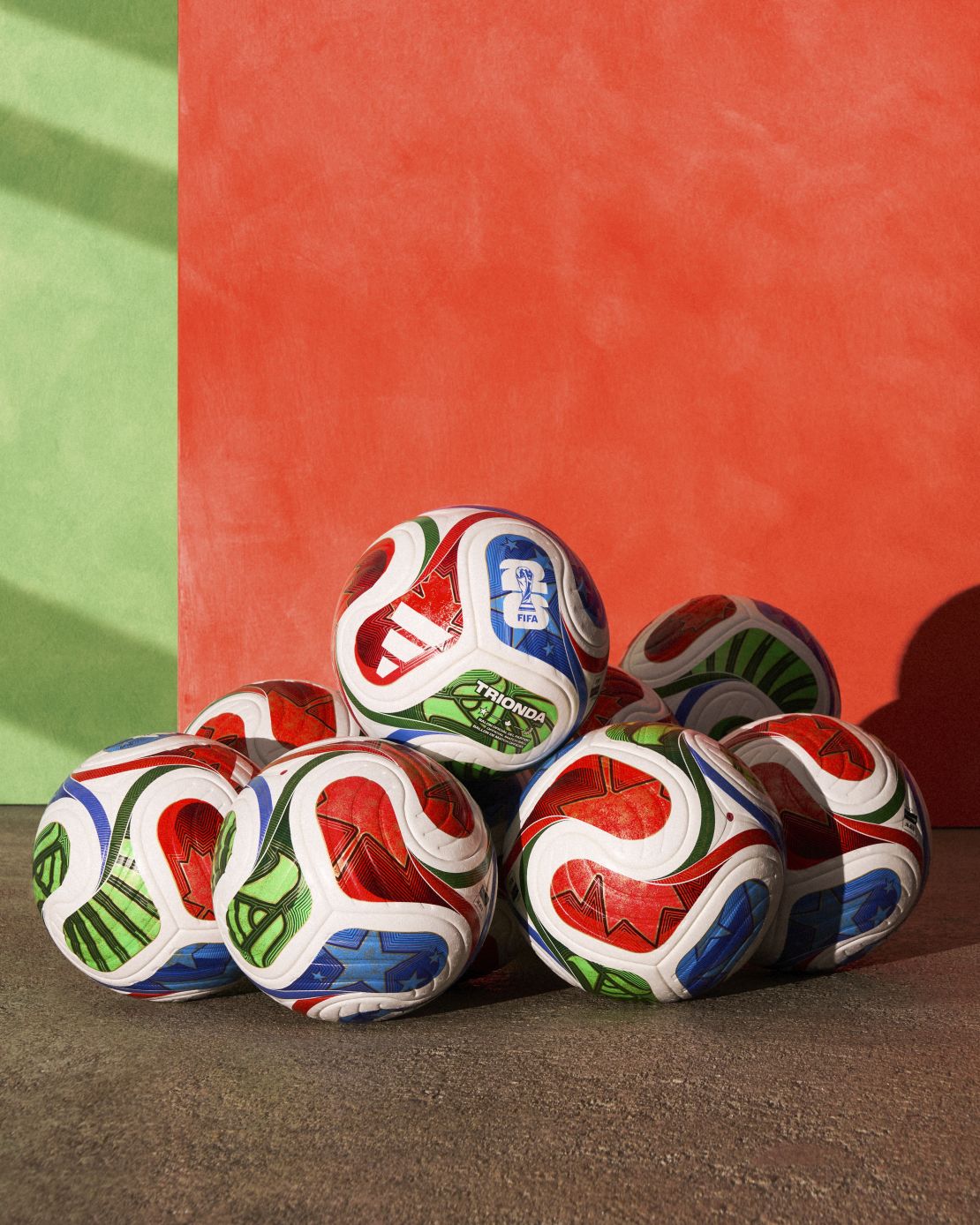 La Trionda tiene colores rojo, azul y verde con grabados de estrellas, águilas y hojas de arce para homenajear a los anfitriones.
