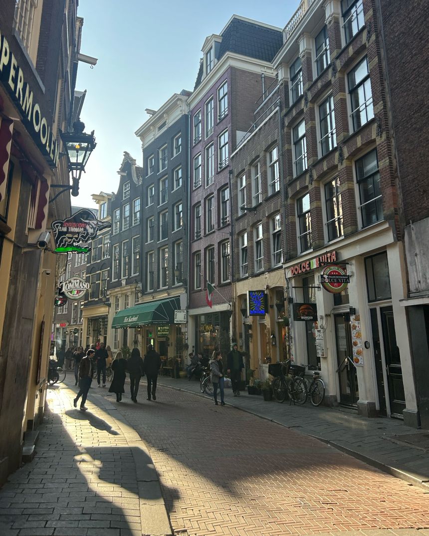 Haarlem هي مدينة صغيرة يمكن المشي خارج أمستردام في هولندا.